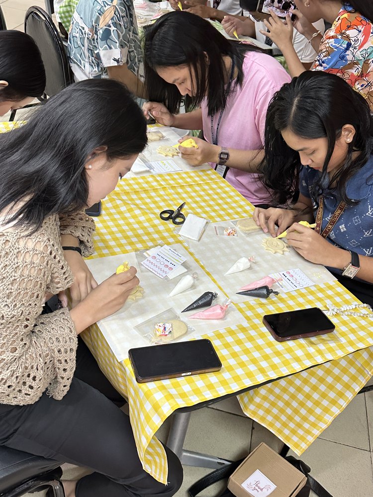 Guided sugar cookie piping session